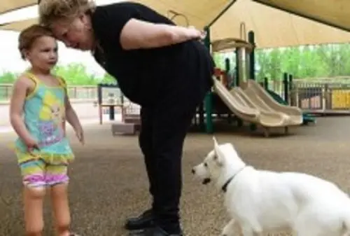 Sapphyre e Tom, la bambina e il cane disabili e inseparabili