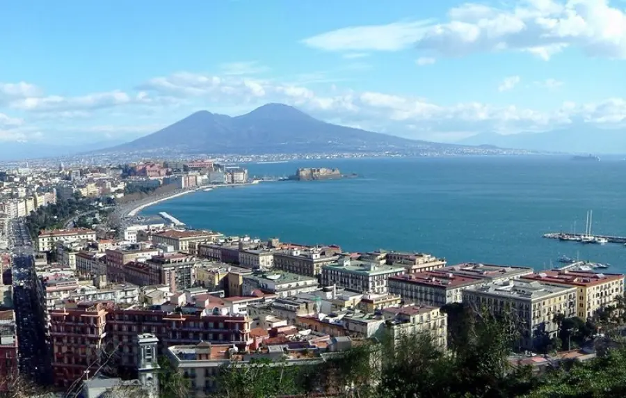 Ponte 1 maggio: Napoli città preferita, prenotato 95% camere hotel