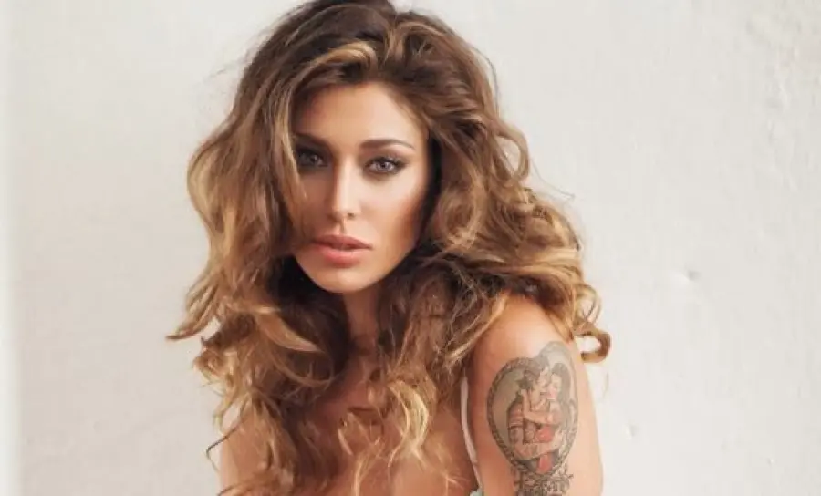 Belen Rodriguez VS polemica manifesto a Napoli: "La mia faccia scatena un pandemonio"