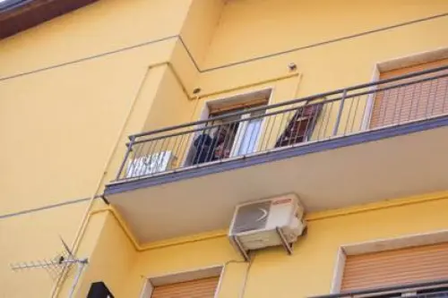 Bergamo, bimba cade dal quarto piano: grave ma non rischia vita