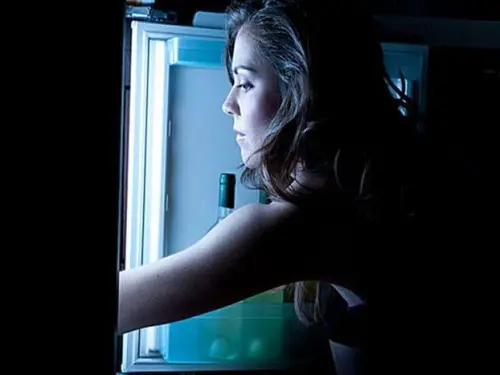 Spuntino di mezzanotte pericoloso per le donne: cancro al seno in agguato