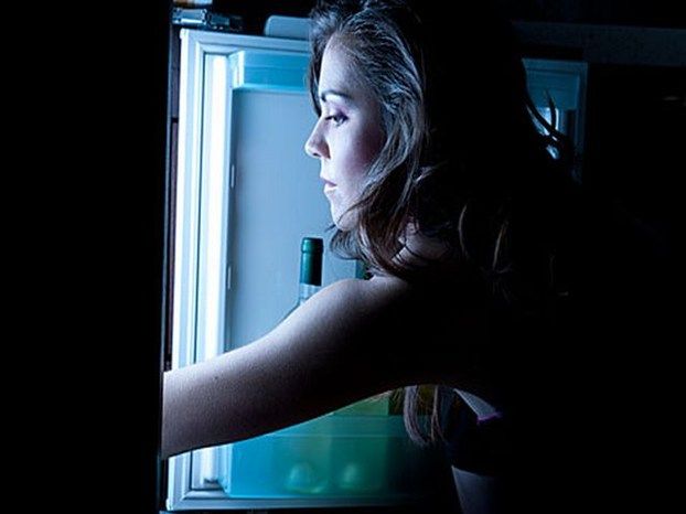 Spuntino di mezzanotte pericoloso per le donne: cancro al seno in agguato