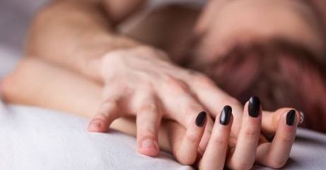 Ospite dai parenti, notte di passione tra 20enne e la zia. Zio denunciato