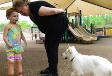 Sapphyre e Tom, la bambina e il cane disabili e inseparabili