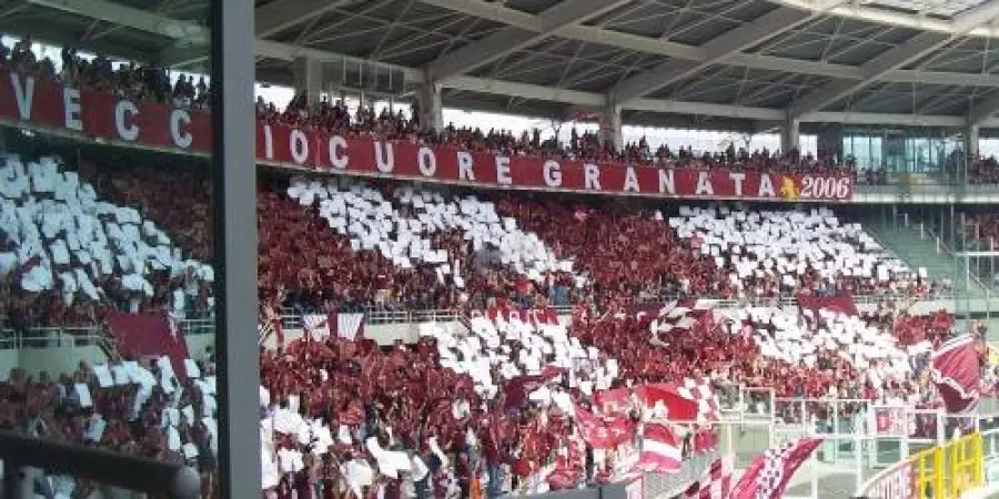 Derby di Torino macchiato dalla violenza: bus Juventus colpito da sassi