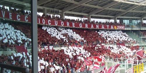 Derby di Torino macchiato dalla violenza: bus Juventus colpito da sassi