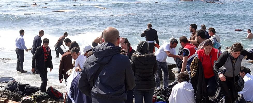 Rodi, barcone urta contro scoglio e naufraga: migranti in mare