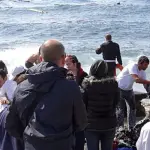 Rodi, barcone urta contro scoglio e naufraga: migranti in mare