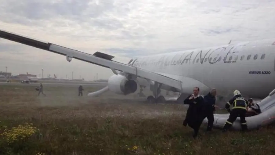 Motore aereo Turkish Airlines va a fuoco: atterraggio d'emergenza