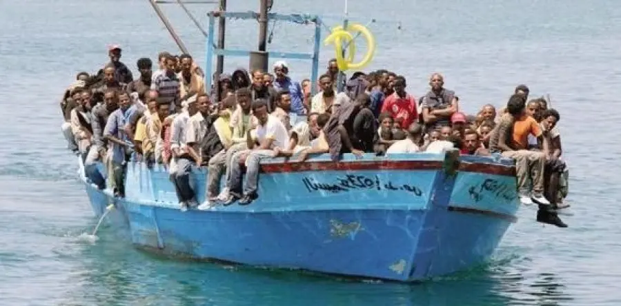 Sicilia, barcone pieno di migranti si ribalta: pochi superstiti