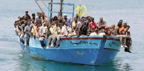 Sicilia, barcone pieno di migranti si ribalta: pochi superstiti