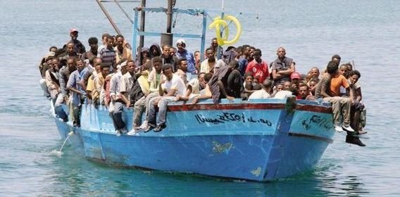 Sicilia, barcone pieno di migranti si ribalta: pochi superstiti
