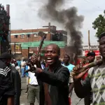 Sudafrica: negozi immigrati depredati, dimostranti in rivolta