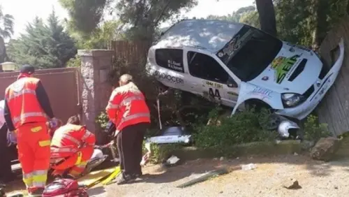 Rally dell'Elba: auto si ribalta e piomba su spettatori, due feriti