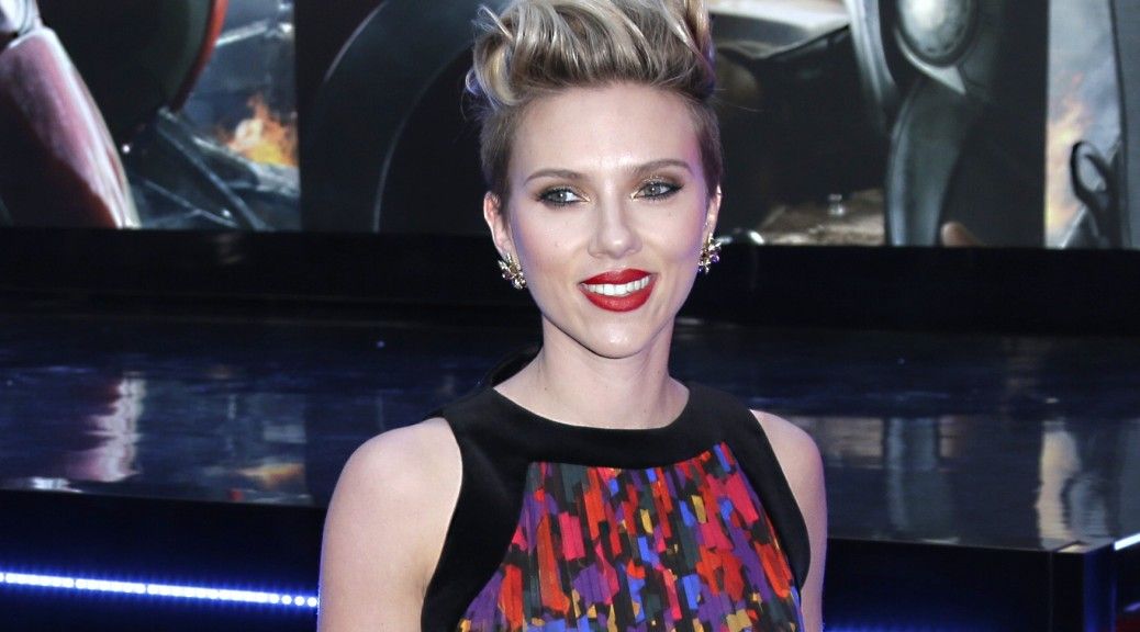 Scarlett Johansson: abito variopinto alla presentazione di "The Avengers: Age of Ultron"
