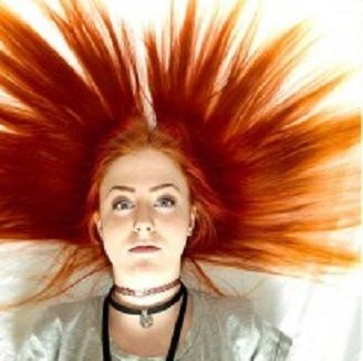 17enne cacciata da scuola perché ha i capelli “troppo rossi”