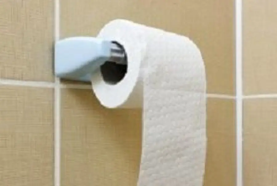 Marito esce dal bagno e moglie lo accoltella: “Puzza insopportabile”