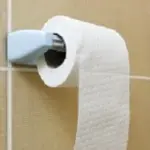 Marito esce dal bagno e moglie lo accoltella: “Puzza insopportabile”