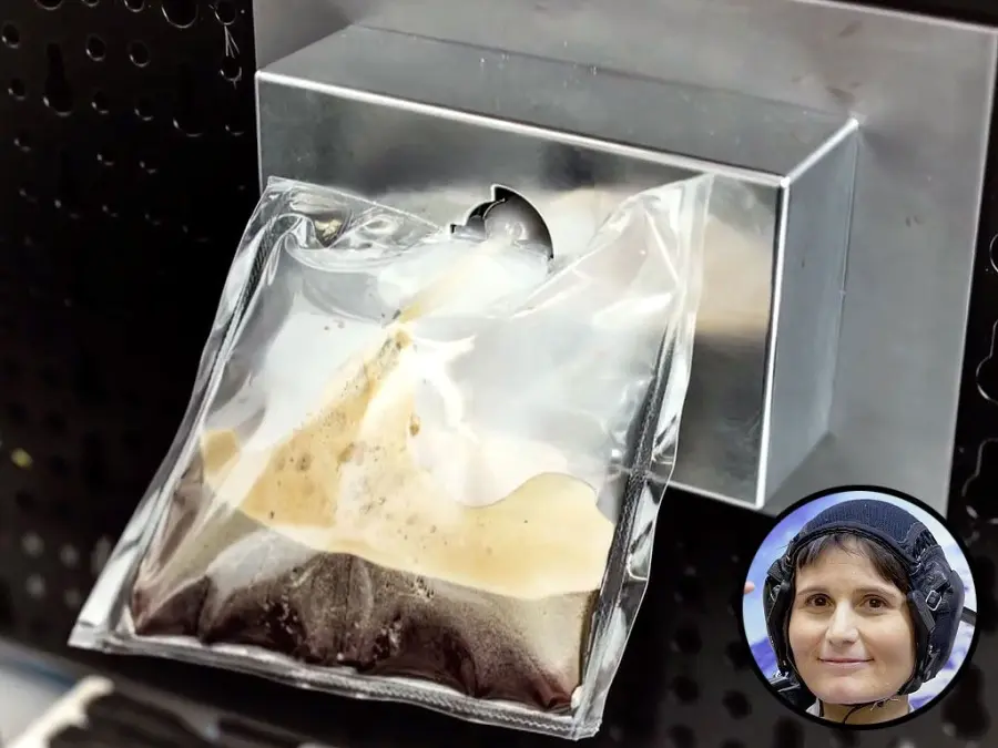 Samantha Cristoforetti sorseggia caffè sulla ISS: Missione Futura sta terminando