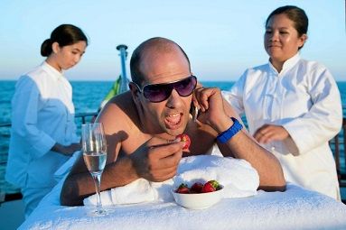 Checco Zalone accusato: “Sole a catinelle” è un plagio