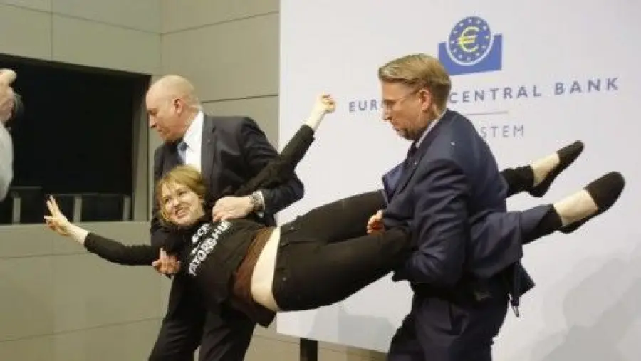 Bce: attivista Femen irrompe durante conferenza stampa, Draghi illeso