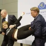 Bce: attivista Femen irrompe durante conferenza stampa, Draghi illeso