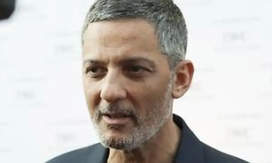 Fiorello spara a zero contro Sgarbi e Costanzo: post su Twitter