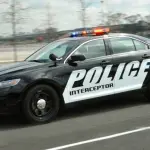Usa, auto Polizia travolge pregiudicato armato: video li inchioda