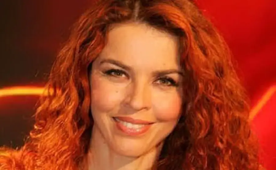 Sky sospende Paola Saluzzi per colpa un suo tweet offensivo su Alonso, ex pilota Ferrari