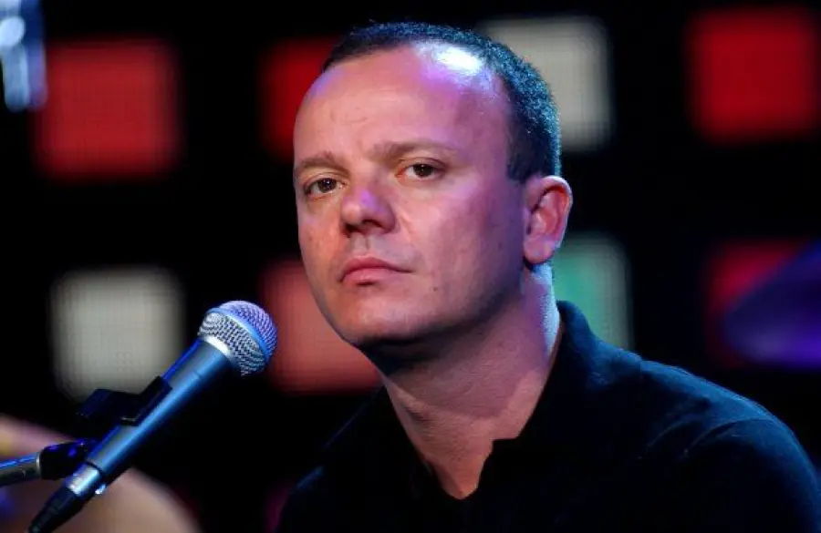 Gigi D'Alessio rischia condanna: offese ed aggredì fotografi