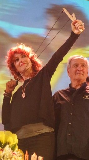 Fiorella Mannoia riceve Fionda di Legno ad Albenga: "Ho pensato a uno scherzo"