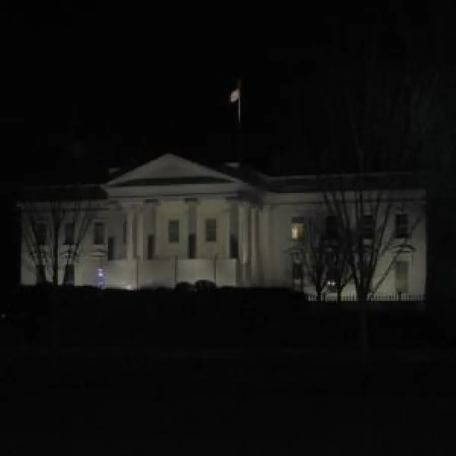 Usa, blackout a Washington: Casa Bianca al buio. Conferenza stampa sospesa