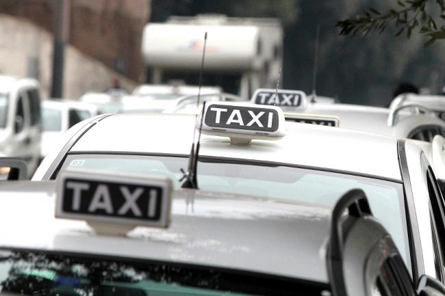 Tassista trova denaro e pc: li riconsegna a turista tedesca