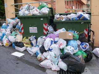 Anziana trova un sex toy nel cassonetto, chiama la polizia