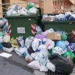 Anziana trova un sex toy nel cassonetto, chiama la polizia