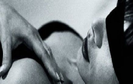 Il ragazzo le benda gli occhi ma lei, aveva mangiato fagioli