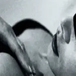 Il ragazzo le benda gli occhi ma lei, aveva mangiato fagioli