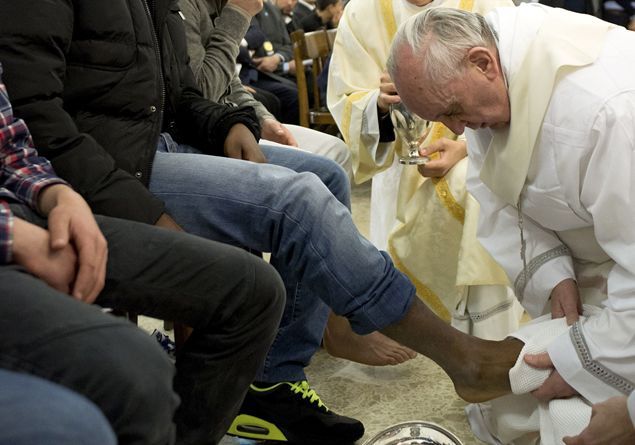 Giovedì Santo: Papa Francesco lava piedi detenuti Rebibbia