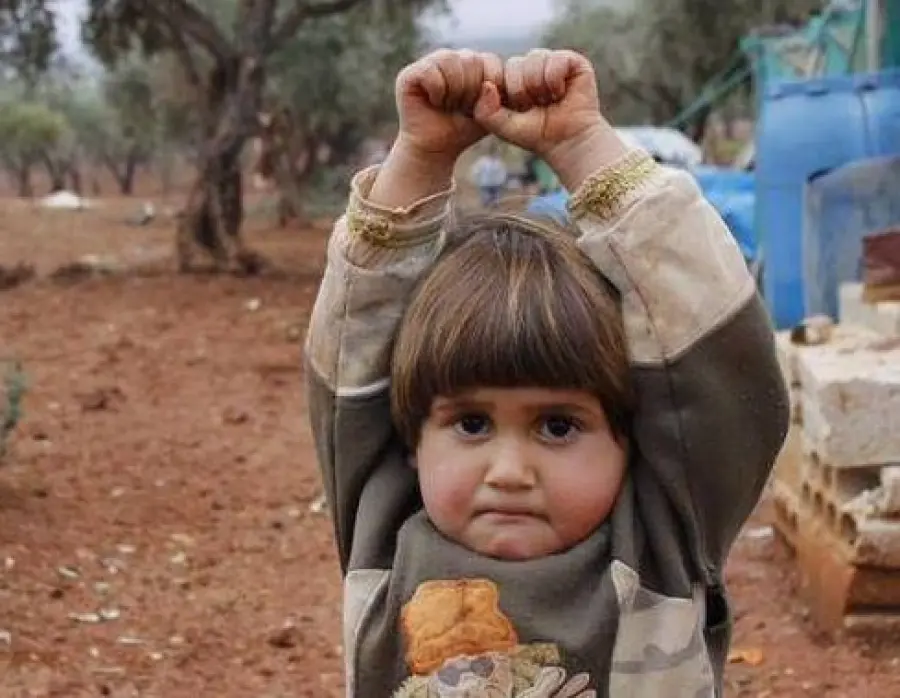 Bimba scambia macchina fotografica per un'arma: si 