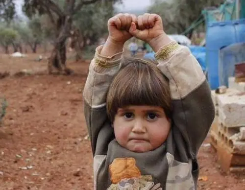Bimba scambia macchina fotografica per un'arma: si 