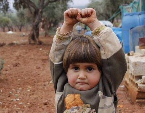 Bimba scambia macchina fotografica per un'arma: si 
