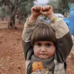 Bimba scambia macchina fotografica per un'arma: si 