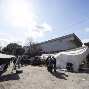 Roma, scontri tra rom e vigili. Di Maggio: 