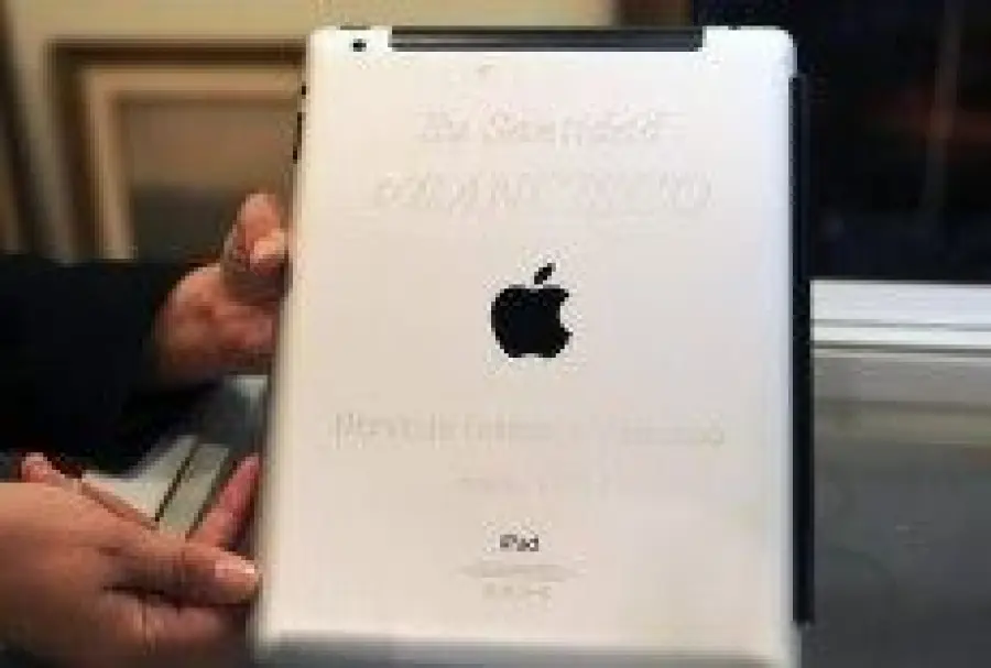 L’iPad di Papa Francesco venduto all’asta per beneficenza