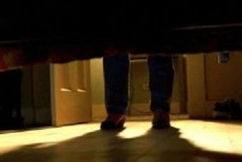 Donna cerca il gatto sotto al letto e trova un ladro nascosto