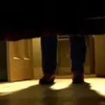 Donna cerca il gatto sotto al letto e trova un ladro nascosto