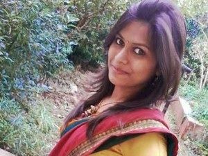 Molestata in strada, trascina per i capelli l’aggressore dalla polizia