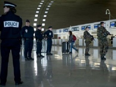 Paura all’aeroporto: uomo attacca agenti con machete