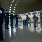 Paura all’aeroporto: uomo attacca agenti con machete