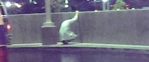 Medico addolorato dopo morte paziente: foto diventa virale